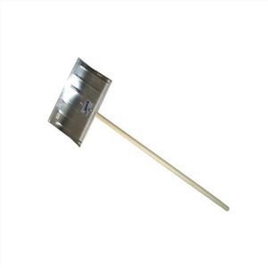 Xẻng tuyết bằng nhôm có tay cầm bằng gỗ